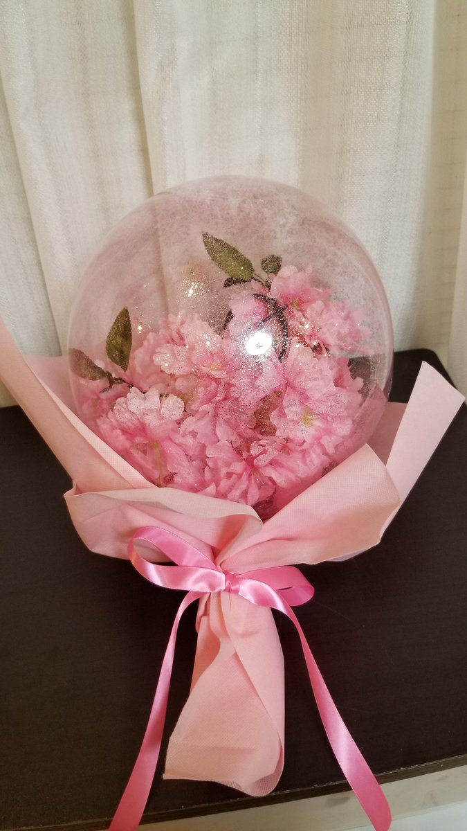 みこぞぅ 写真だとゴチャッてる感じに写っちゃってるけど なんかいい感じにできたから実家に春をお届けしよ ちなみに これほぼ 100均グッズ フラワーバルーンブーケ 桜 100均 公式ふうせん部