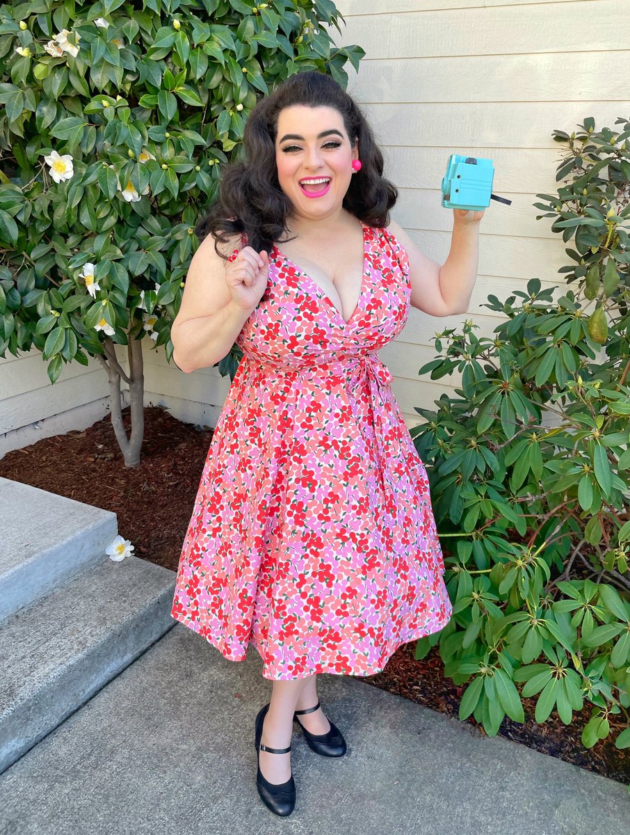 yasminagreco's tweet photo. ๐A smile that can move mountains and break hearts๐
๐ธby my sweet hubby @garyzface
Dress @HeartofHaute
#curvywoman #plussizeblog #springfashion #happygirl #portraitphotography #bodypositive #bodypositivevibes #vintagecamera #vintsgestyle #pink https://t.co/jtsUl2xut0