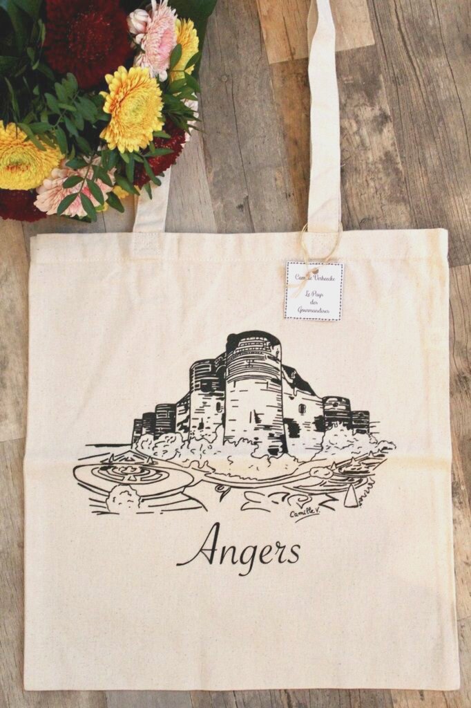 PaysGourmand's tweet photo. Suite à l'annulation de nombreux événements, je me retrouve avec un gros stock de sacs en toile à l'effigie du Château d'#Angers (dessin réalisé par mes soins). Si des boutiques, entreprises... sont intéressées, n'hésitez pas à me contacter. Merci ❤ #jaimelanjou #loirevalley https://t.co/NSlLHFZIRZ