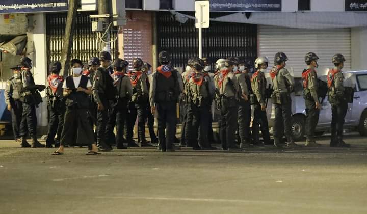 OneDaily4's tweet photo. A demonstrator kneeled as he protest against the military coup while riot police advance on a street as tensions rise in Tarmwe Township, Yangon on 25 Feb 2021. @RapporteurUn @UN_HRC @KenRoth @Reuters 
#Feb25Coup
#WhatsHappeningInMyanmar https://t.co/8sgsVRECak