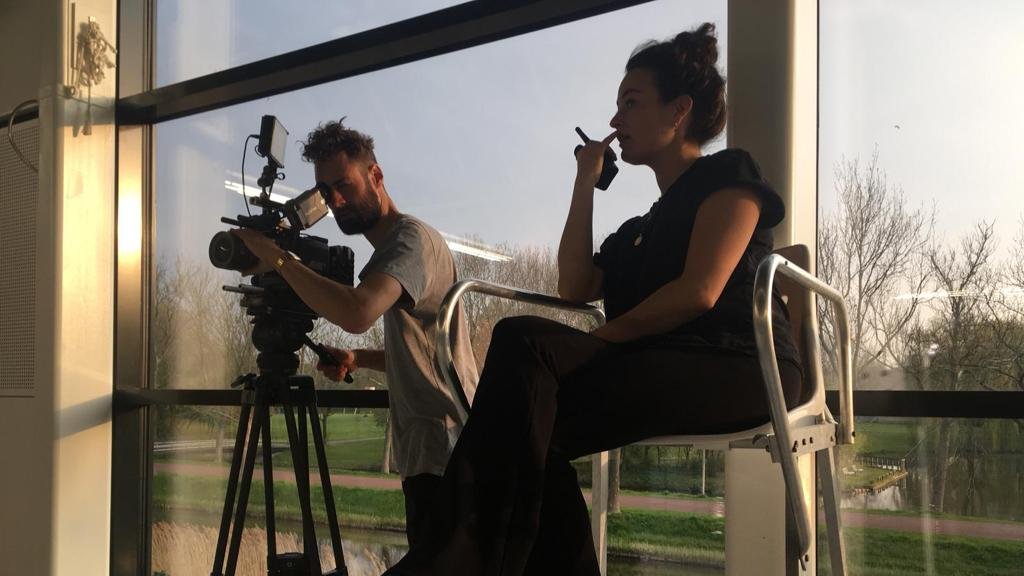 Filmschuur's tweet image. Live gestreamd vanuit de Schuur: zondag om 17:00 uur journalist Frénk van der Linden gaat in gesprek met  Anna Maria van ’t Hek over haar nieuwe documentaire Yab Yum.

Bekijk de film van te voren via Picl of Vitamine Cineville. 

filmschuur.nl/extra-film/ges…