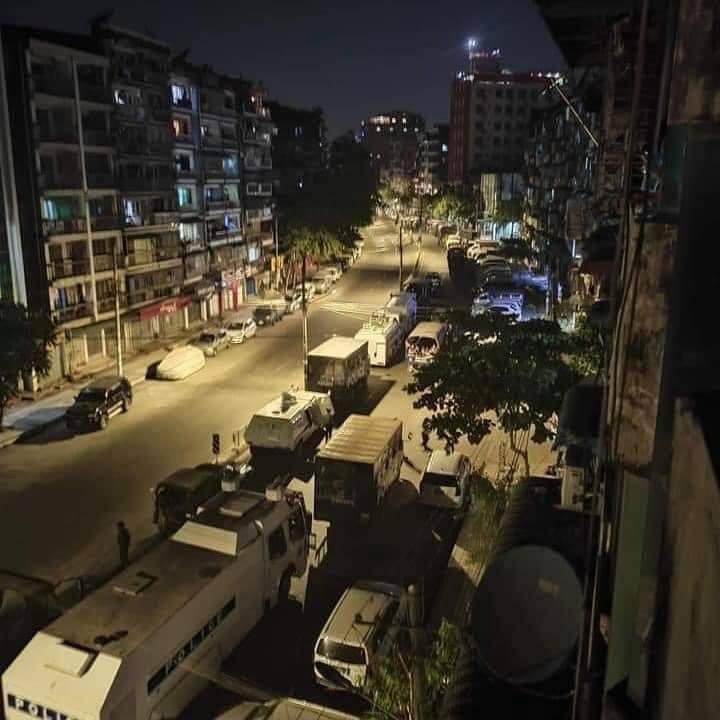 After shooting &amp; dispersing, police now blocked all of the roads in Aung Mingalar ward, Tamwe, Yangon.Over 100 riot police raided the neighbourhood where the locals were just protesting against a local administrator appointed by the military.
#Feb25Coup
#WhatsHappeningInMyanmar