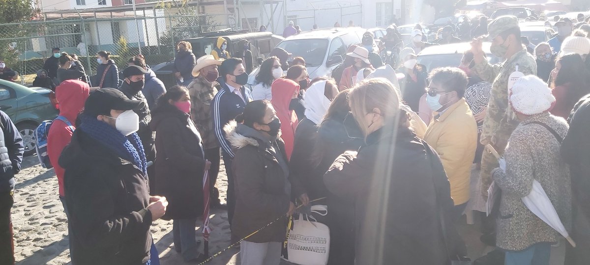 Mi_Tonantzintla's tweet photo. Falta de logística, mala Fé de gente aprovechada, tráfico de información, etc. Lo preocupante, las caras de la desesperación, nuestros abuelit@s queriendo vacunarse y acceso muy limitado. Necesitamos profesionalismo. 
@lopezobrador_ @KariPerezPopoca @OroNoticiasPue @MTPNoticias https://t.co/WbfT6eRznD