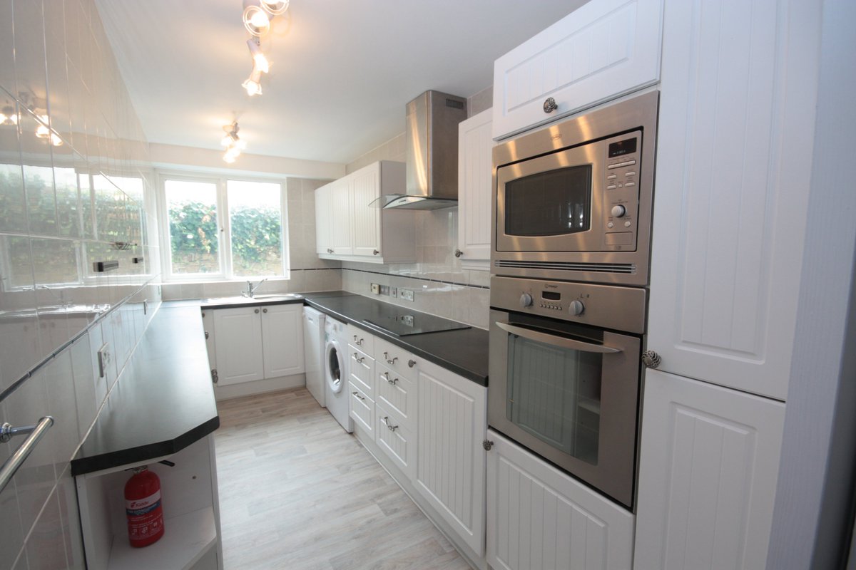 BenestEstates's tweet photo. Qualified/Entitled  £379,000  St Helier

Over 50s only
Totally refurbished 1 bedroom apt
Balcony, store room and garage
Spacious dimensions to all rooms
Communal garden
Separate fully applianced kitchen
No chain. Sole agent
https://t.co/wwUlgvxLEj
💚 https://t.co/9H8mSLEgDu