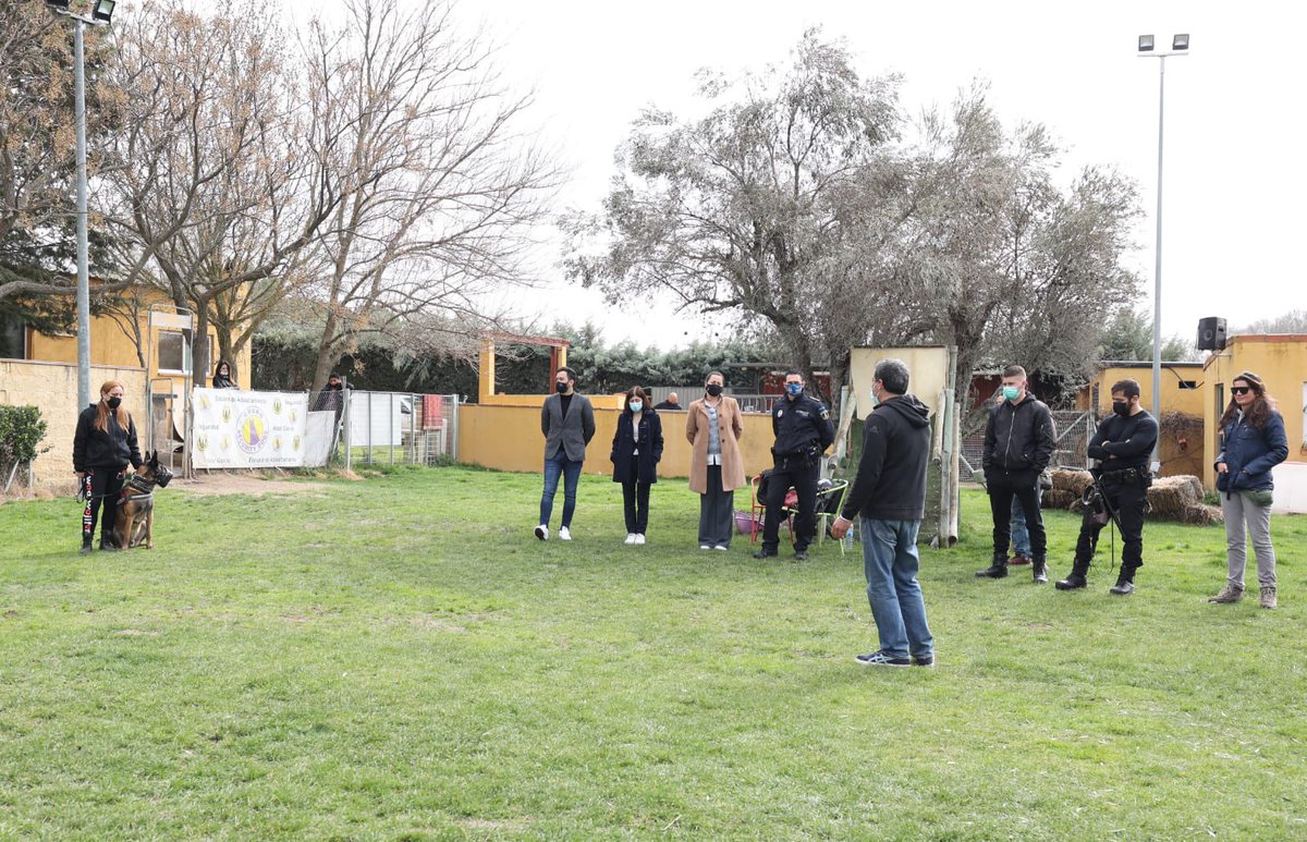 Hemos visitado a Ángel Mariscal, junto a <a href="/PLArroyomolinos/">Policía Local Arroyomolinos</a>, para conocer el <a href="/ProyectoPepo/">Proyecto Pepo</a> que ofrece apoyo a víctimas de violencia de género.

Gracias a este proyecto las víctimas reciben la donación de un perro para su apoyo psicológico y protección.