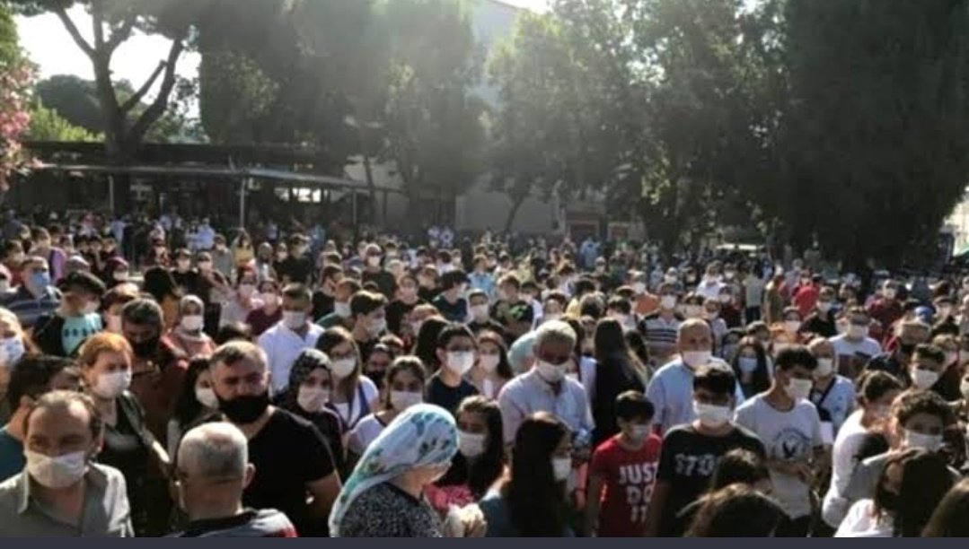 Bu kalabalık bedava ekmek kuyruğu değil,
geçen yıl ki sınav kalabalığı. Buna rağmen nasıl böyle bir karar alıyorsunuz? 

#TurkishStudentsLivesMatters