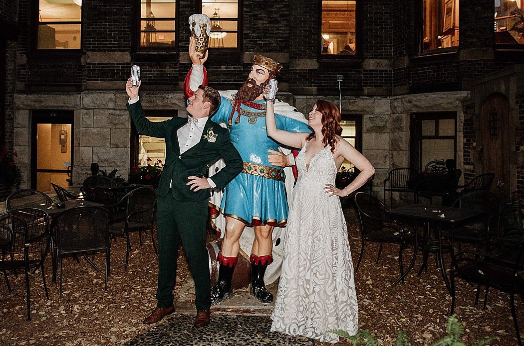 MarriedInMKE's tweet photo. New Today on #MarriedInMilwaukee! 36 Wedding Favors That Show How Awesome Milwaukee Is https://t.co/b5pguxnEO5 https://t.co/TNnC2mcck4