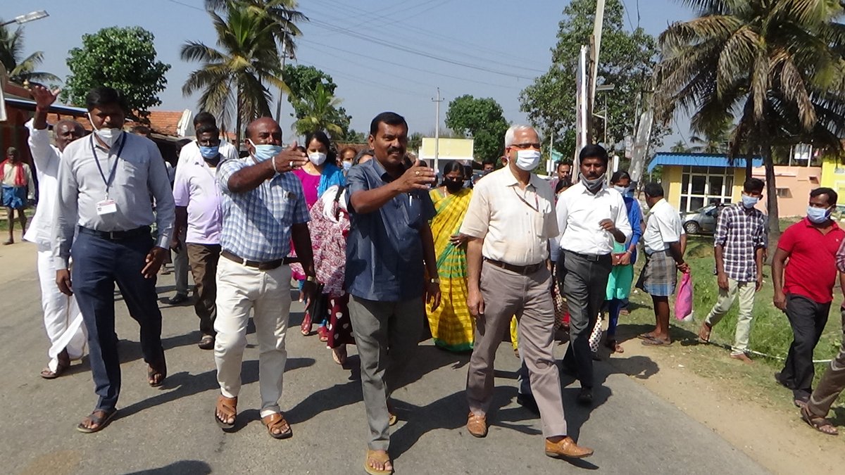 Secretary @MoPR_GOI visited Hemmanahalli Gram Panchayat under <a href="/ZP_Mandya/">Mandya Zilla Panchayat</a> in #Karnataka and interacted with Panchayat representatives, functionaries and local residents regarding the progress in implementation of various people-oriented rural development programmes.

<a href="/readingkafka/">Uma Mahadevan Dasgupta</a>