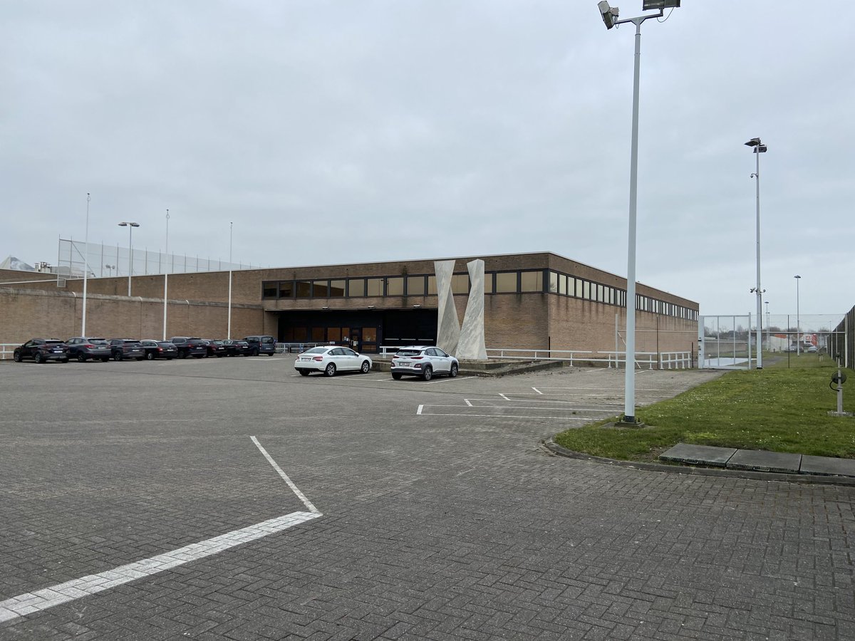 Nachtregime en psychologische begeleiding voor het personeel na de gijzeling in de gevangenis van Brugge gisteren. Gedetineerden krijgen geen bezoek en mogen niet douchen en wandelen. Zaterdagochtend is er een nieuw overleg tussen vakbonden en directie ⁦<a href="/FocusWTV/">Focus & WTV</a>⁩