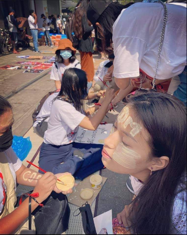 Myanmar protests were uniquely doing to grab international attention in the previous days and today on Feb25, regardless of ages across Myanmar unitedly participated Thanaka Strike showing their desire to protect against military coup.
#WhatsHappeningInMyanmar
#Feb25Coup