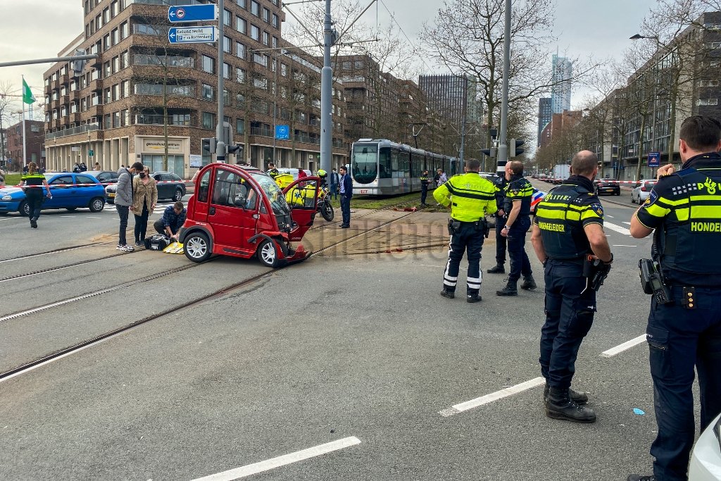 Rotterdam - Fors ongeval tussen hondenwagen politie en 40km wagentje: ?..