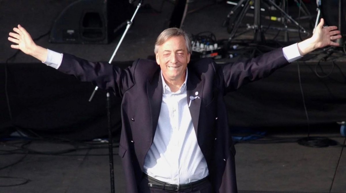 evoespueblo's tweet photo. #UnDíaComoHoy, en 1950, nace el hermano Néstor Kirchner, querido y recordado en la Patria Grande por su defensa de los Derechos Humanos, su compromiso por una sociedad más justa y su visión integracionista.
¡Honor y gloria para Néstor!
 #NéstorCumple https://t.co/59cGVj5pkS