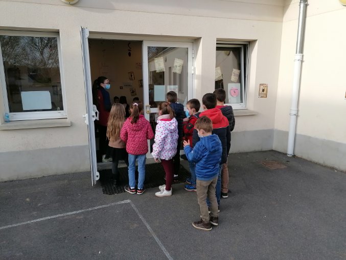 DSDEN60's tweet photo. Ce matin , la Dasen de l'#Oise s'est rendue au centre d'accueil et de loisirs de #Coudun. Les enfants sont réunis autour d'activités dans l'école.
Un grand merci pour ce moment chaleureux et convivial.
@DSDEN60 @AcAmiens @ddjs60 @mairiedecoudun https://t.co/RwY2lmeyCk