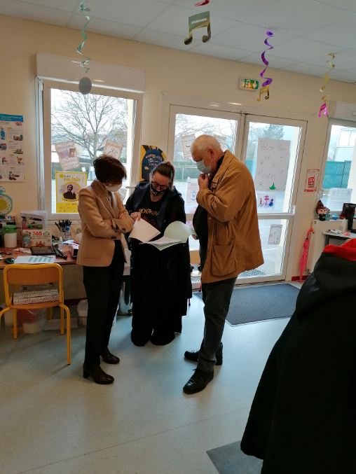 DSDEN60's tweet photo. Ce matin , la Dasen de l'#Oise s'est rendue au centre d'accueil et de loisirs de #Coudun. Les enfants sont réunis autour d'activités dans l'école.
Un grand merci pour ce moment chaleureux et convivial.
@DSDEN60 @AcAmiens @ddjs60 @mairiedecoudun https://t.co/RwY2lmeyCk