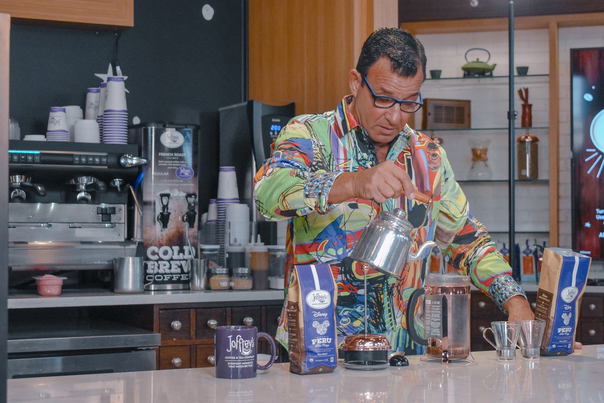 JoffreysCoffee's tweet image. Did you know that the French Press brewing method is Roastmaster Chris's favorite way to make coffee? Learn how to use a French Press to make your favorite Joffrey's brew: bit.ly/3bG1ydz