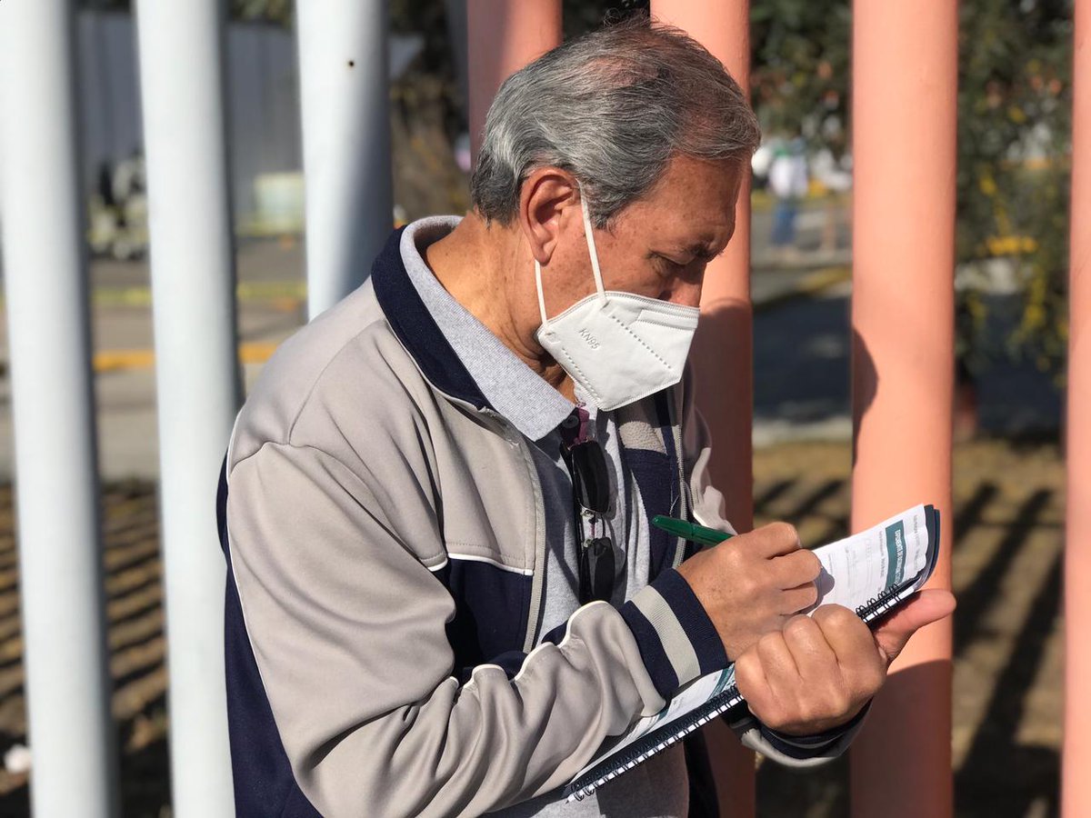 mxqnoticias's tweet photo. #Galería: Con orden arranca el llenado del "Expediente de vacunación" en filas de la #Uneve, en el municipio de #Ecatepec.
📸 || @ItzelDiVi
#AgenciaMxNoticias https://t.co/F8JXDomuct
