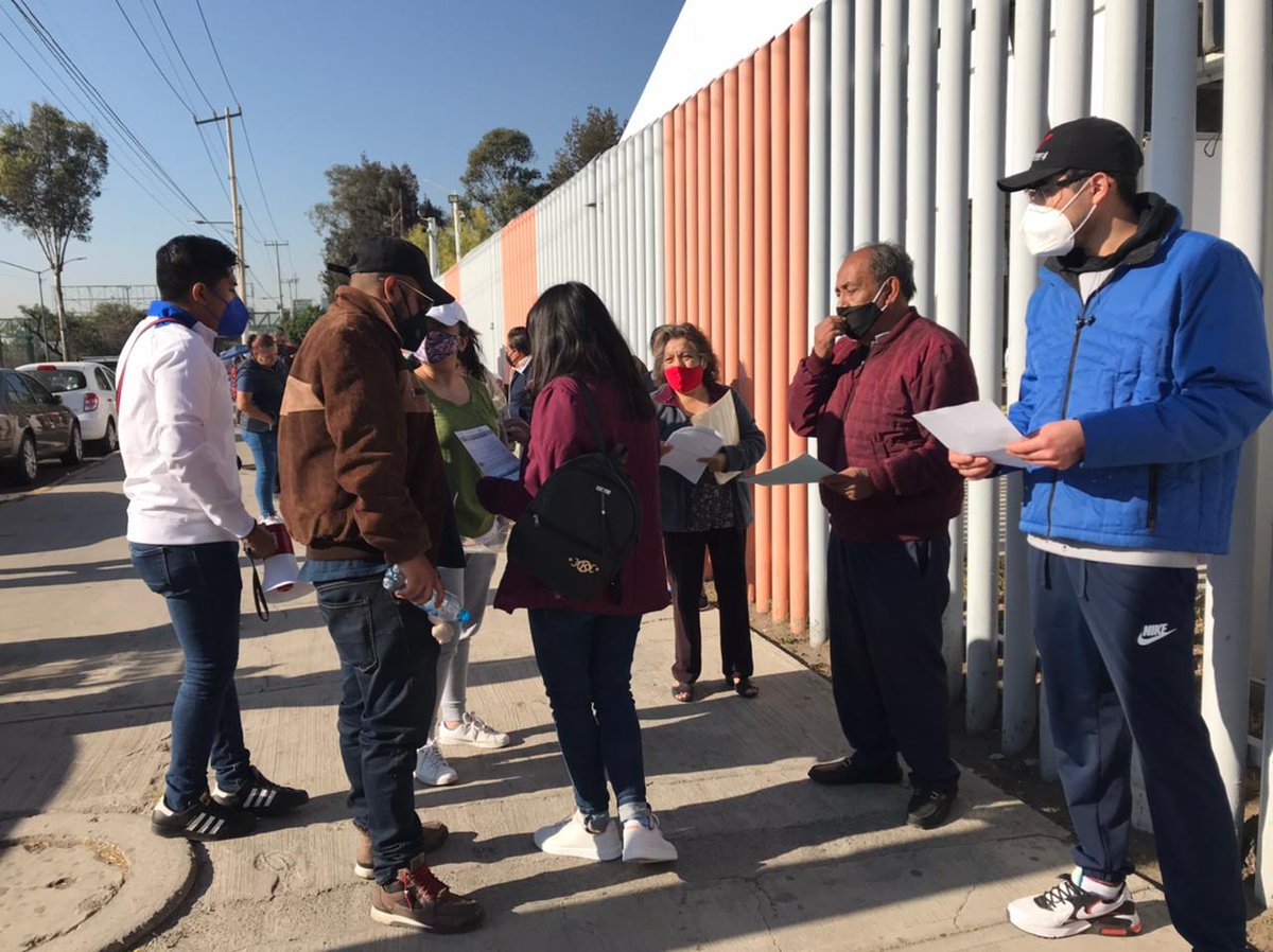 mxqnoticias's tweet photo. #Galería: Con orden arranca el llenado del "Expediente de vacunación" en filas de la #Uneve, en el municipio de #Ecatepec.
📸 || @ItzelDiVi
#AgenciaMxNoticias https://t.co/F8JXDomuct