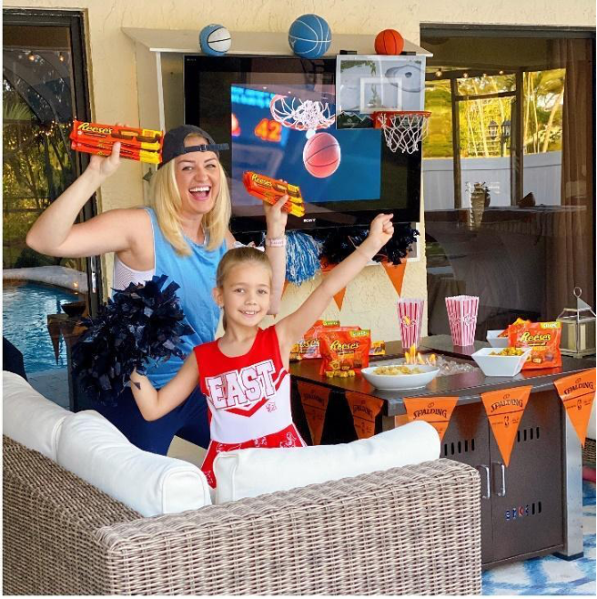 shespeaksup's tweet image. Michelle has the best patio set up for watching basketball!🏀 But it wouldn't be complete w/o some @reeses, of course.😉 NEW REESE'S Big Cup with Pretzels &amp;amp; REESE'S Miniatures with Pretzels can be #FoundAtWalmart for a limited time! #BiteIntoThisMadness  smarturl.it/SSReeses