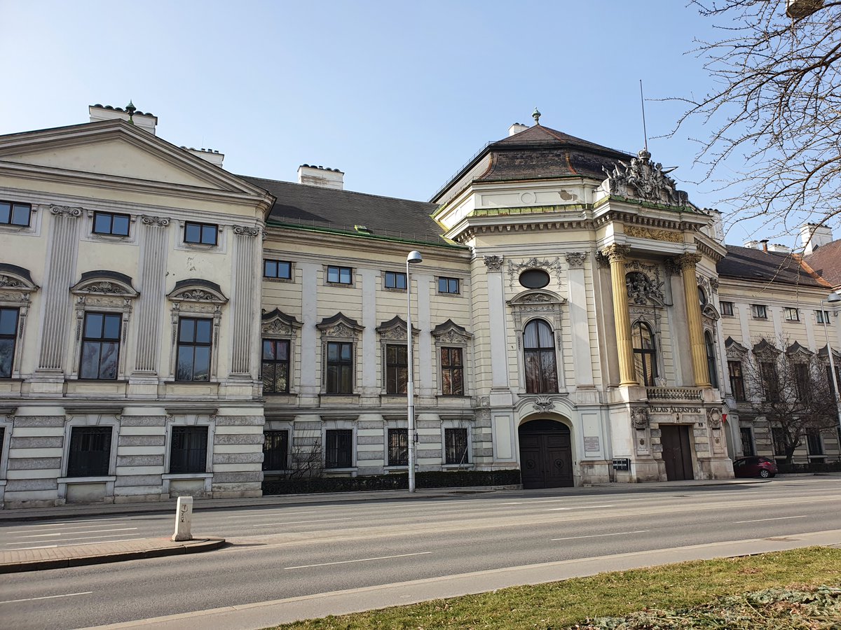 lenarustotalus's tweet photo. Das Palais Auersperg für alle öffnen!
Nachdem der Eigentümer insolvent ist, hat die Stadt Wien nun DIE Chance das Palais zu übernehmen und endlich den 6.000 m2 großen Garten für alle zu öffnen. Das Gebäude wäre ideal für Kulturveranstaltungen, Ausstellungen oder ein Museum. https://t.co/er7i4zXuNq