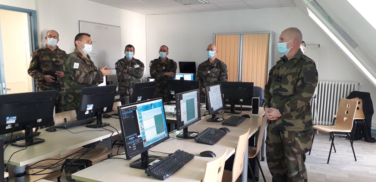 1reDivision's tweet photo. Le soutien modernisé est au coeur des unités ! La numérisation de l'espace de bataille (NEB) assistée par la SIMUlation permet l'auto entraînement dans des zones d'action de plus de 500 km ! L' EM est tourné vers le futur, avec virtualisation de la HI ! 👌 #CapaciTerre #SoutOPS https://t.co/5SQVADOFTF