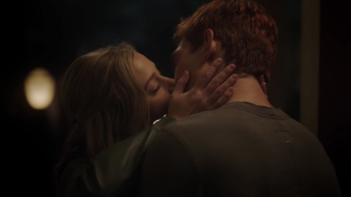 Шерил блоссом и бетти купер. Барчи ривердейл. Бетти купер. Ривердейл арчи и бетти. Бетти алая две полоски для бывшего.