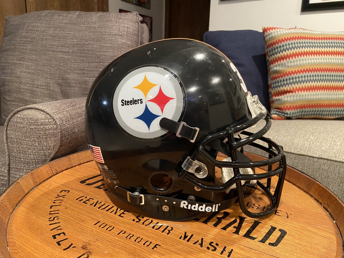 ProductionsGem's tweet photo. My Jerome Bettis style helmet @JeromeBettis36 #Steelers #HereWeGo @steelers https://t.co/1qinYzK3Hd