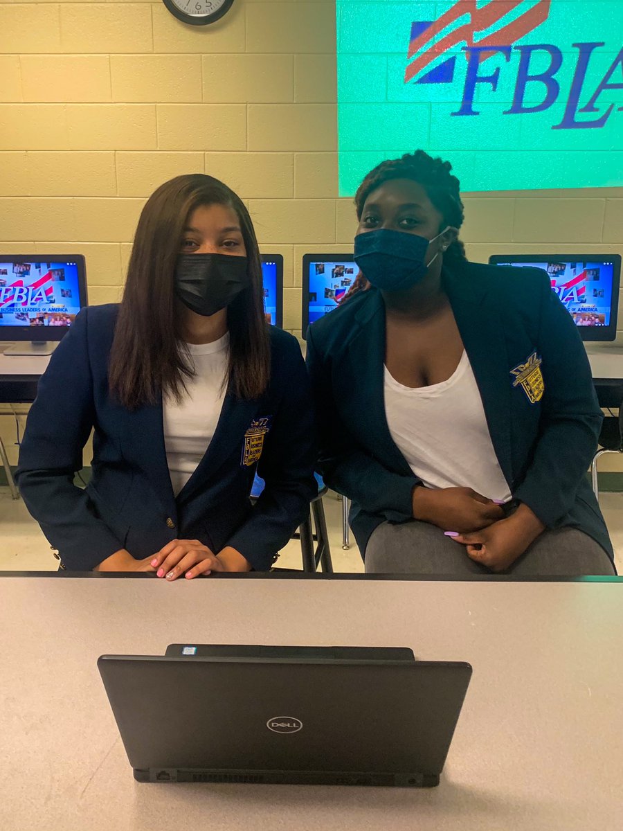 imariknight12's tweet photo. Central Cabarrus FBLA President and Secretary doing a Virtual presentation for rising 9th grade students. 📚 #CTE #FBLA #students #education @CCHS_CTE @cc_vikings https://t.co/Dk0Y4JoFxh