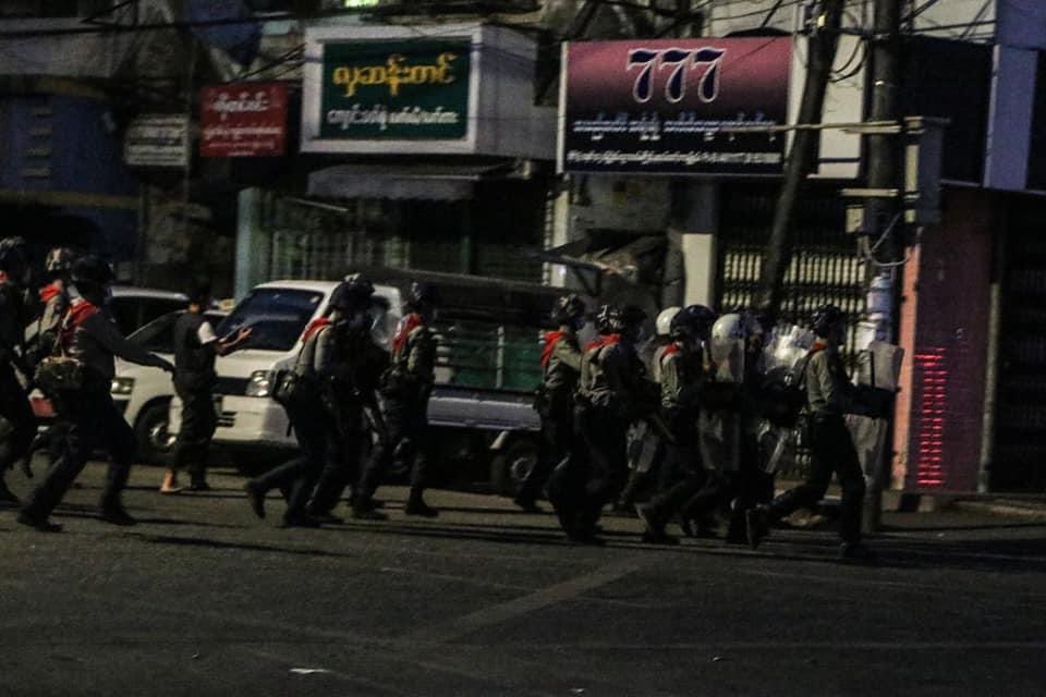 Su_Mon2001's tweet photo. The army and police have been raiding Aung Mingalar and Mau Kone wards in Tamwe Township since the evening of February 25. There were also firing the guns to threaten the people
#WhatsHappeningInMyanmar #Feb25Coup https://t.co/CmIfojNYyP