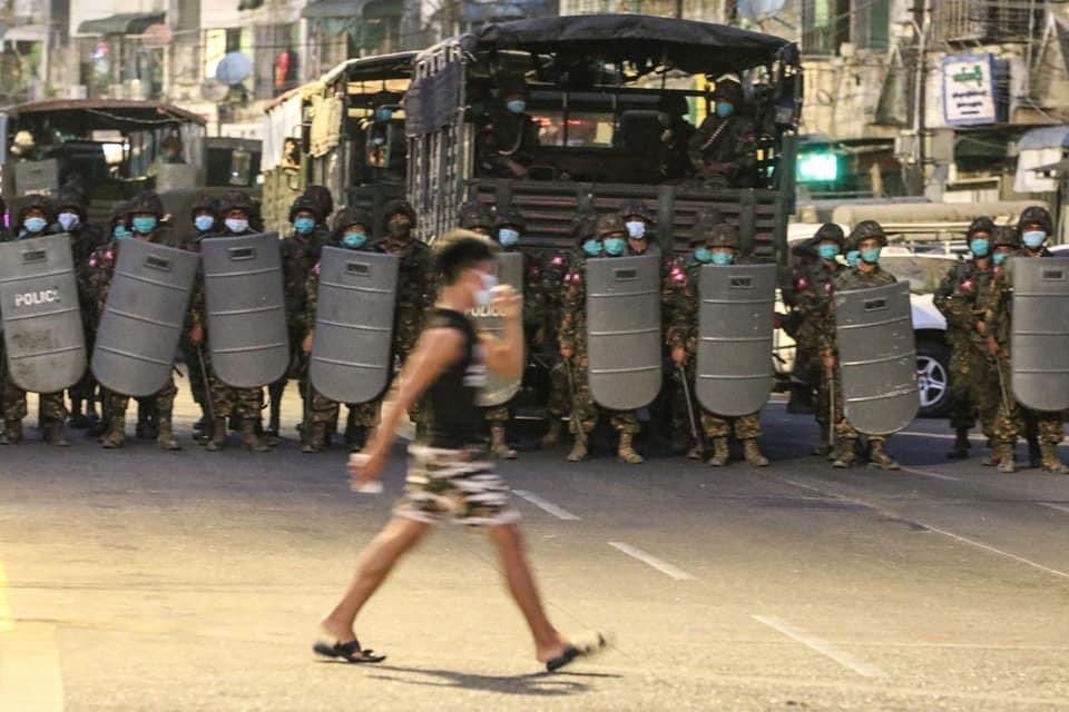 The army and police have been raiding Aung Mingalar and Mau Kone wards in Tamwe Township since the evening of February 25. There were also firing the guns to threaten the people
#WhatsHappeningInMyanmar #Feb25Coup