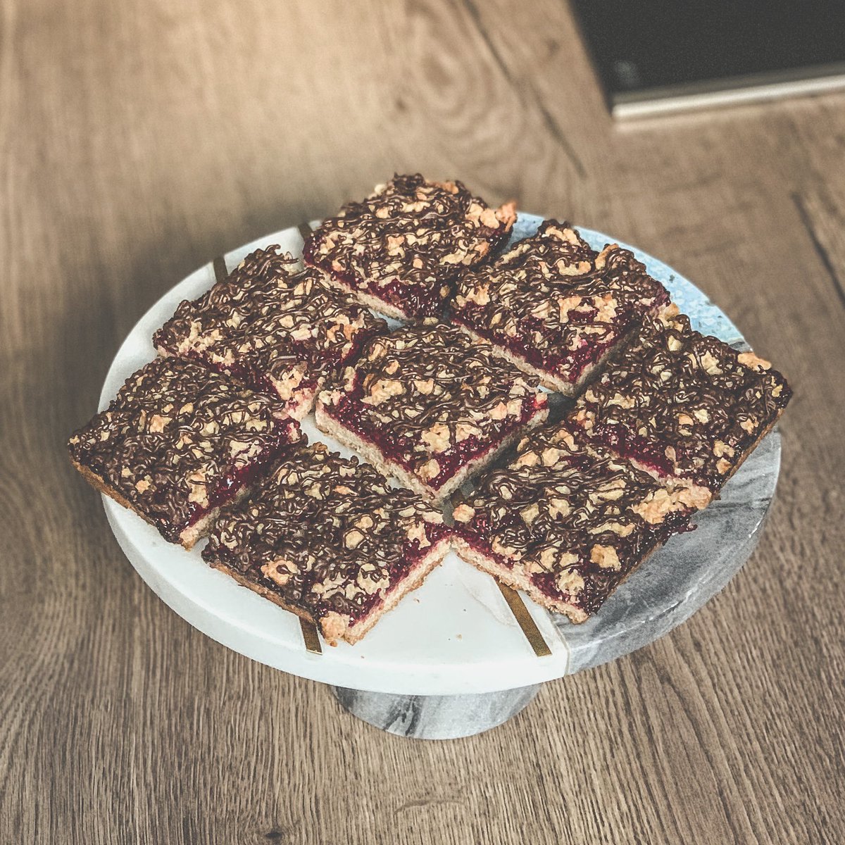 biorada's tweet photo. These berry bars r filled with homemade chia berry jam
But they're not easy to make I mean yeah u only need few ingredients but the waiting makes it difficult cuz once they've finished baking &amp; r still hot, u will need to let them cool for about 2-3 hours for them to be sliceable https://t.co/c7bT1oKpbK