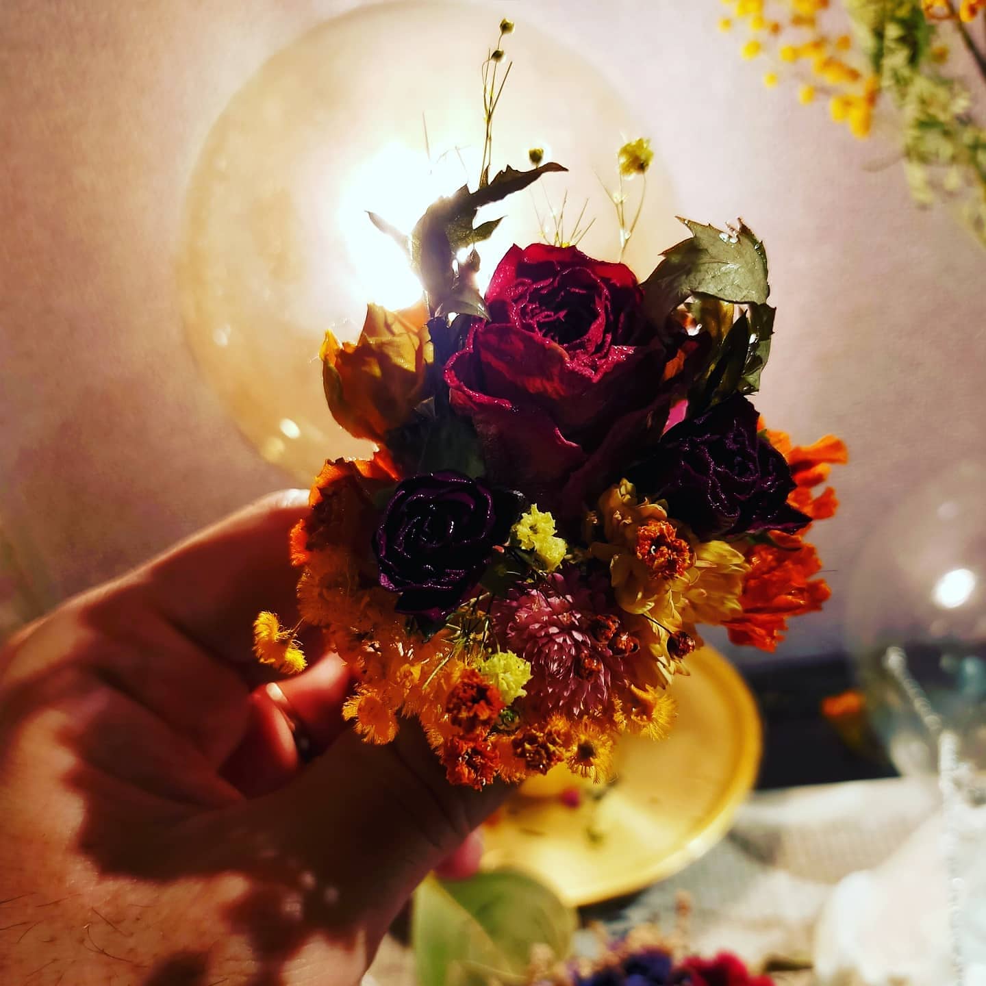 Merry Go Round ご注文ありがとうございます ポプリポットに贈り手をイメージして黄色を加えました 友情の意味もある黄色のバラ 悪い花言葉につられず 花としてみればとても美しいと思います 生まれ出たモノの命を