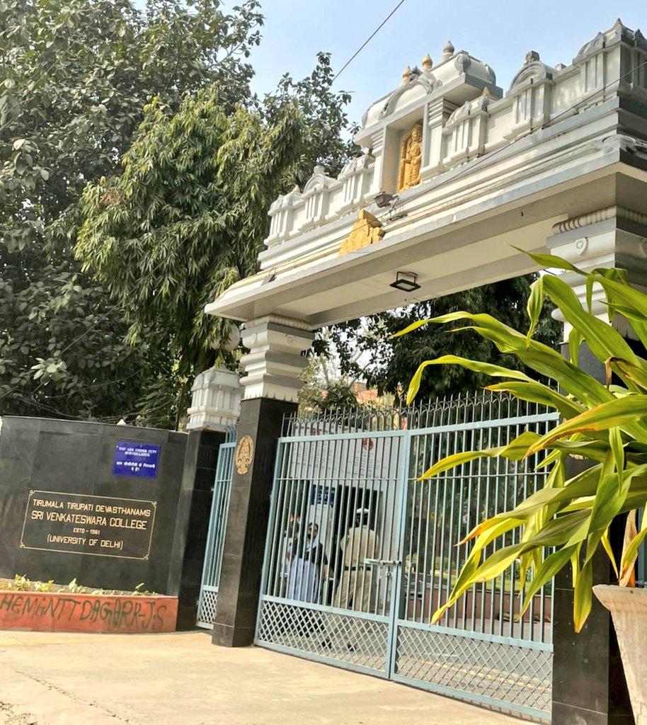 akshita_dora's tweet photo. Sri Venkateswara College was ,is and will remain a part of Delhi University . We are the students of Venky and we stand together against this insensitive request made by Andhra govt. 
#Venky_belongs_to_DU
#gobackAU 
#venkyisdu https://t.co/8t3hjlxK04