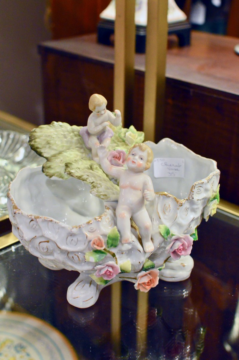 HuntandGatherNC's tweet photo. Sunshine &amp; Spring Decorating!
We have beautiful vases &amp; planters to bring out the best in spring! 
Hunt &amp; Gather is open every day for #springdecorating inspiration. Welcome!
 #RaleighNC 
#decoratingforspring #interiordesigner #raleigh #SpringIsComing #NCspring #raleighspring https://t.co/K3ZAyeDPkR