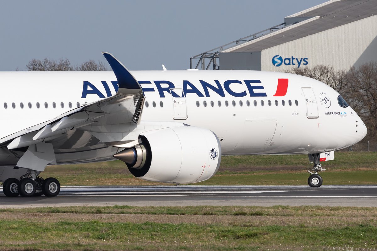 OlivierHoarau's tweet photo. 🇫🇷 Today #Dijon visited the sky for the first time 😍 #FHTYH will be the 8th #Airbus #A350 of #AirFrance ✈️
#Avgeek #AirFranceisintheair #Franceisintheair #A350900 #A350 #Toulouse #Aircraft https://t.co/VBBfdMSxIJ