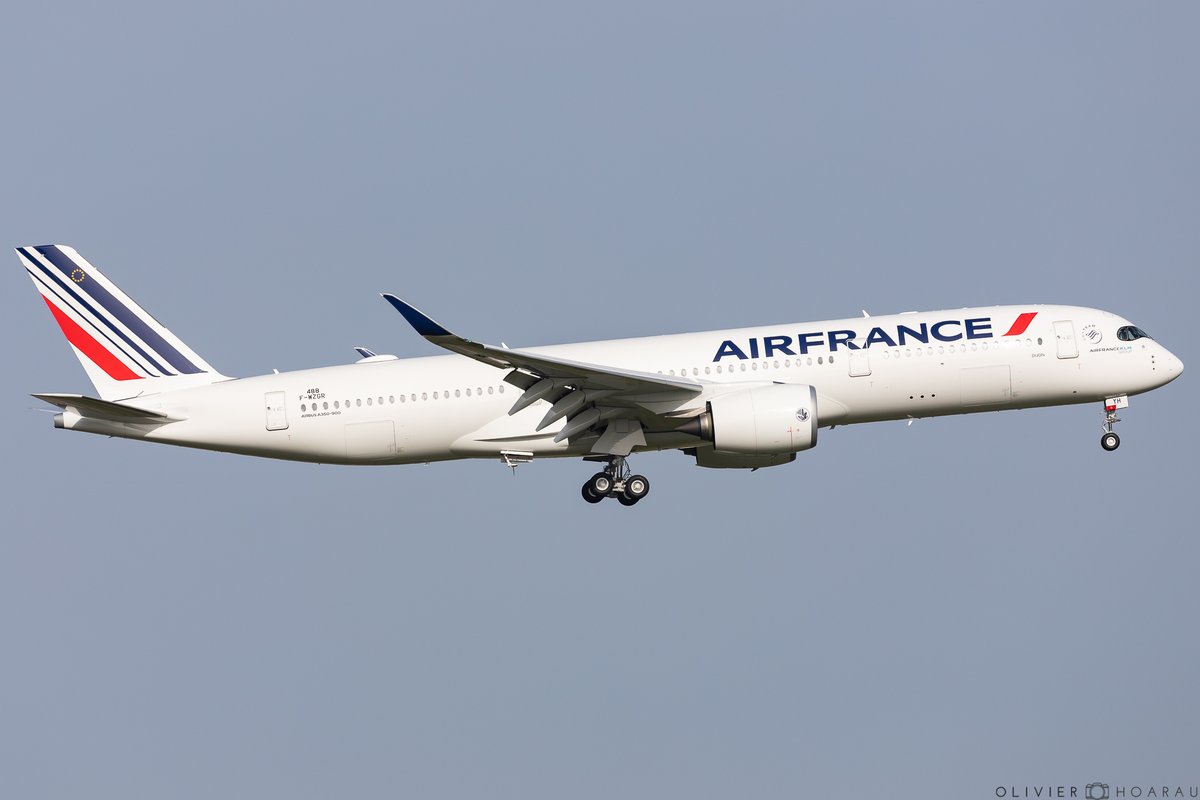 OlivierHoarau's tweet photo. 🇫🇷 Today #Dijon visited the sky for the first time 😍 #FHTYH will be the 8th #Airbus #A350 of #AirFrance ✈️
#Avgeek #AirFranceisintheair #Franceisintheair #A350900 #A350 #Toulouse #Aircraft https://t.co/VBBfdMSxIJ