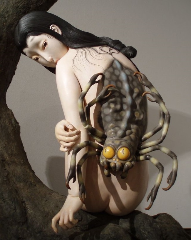 幽宇 怖いしりとりの迷宮 0096 ジ 絡新婦 じょろうぐも 女郎蜘蛛 美しい女の姿をした大蜘蛛の妖怪 鳥山石燕 画図百鬼夜行 では火を吹く子蜘蛛たちを操る蜘蛛女の姿で描かれた 京極夏彦 文庫本版 絡新婦の理 の表紙に使われた張り子人形作家 荒井良