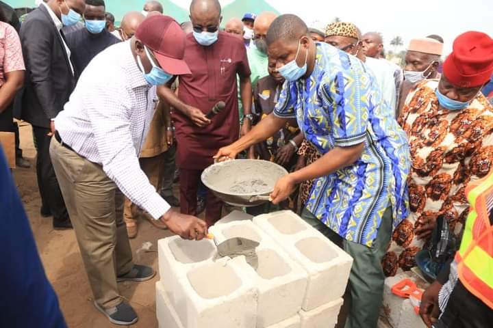 Buchiememanka1's tweet photo. Governor Okezie Ikpeazu lays the foundation stone for the Permanent Site of the Abia State College of Health and Management Technology at Isiala Mbato, Umuobiakwa, Obingwa LGA. https://t.co/pfPDYForzD