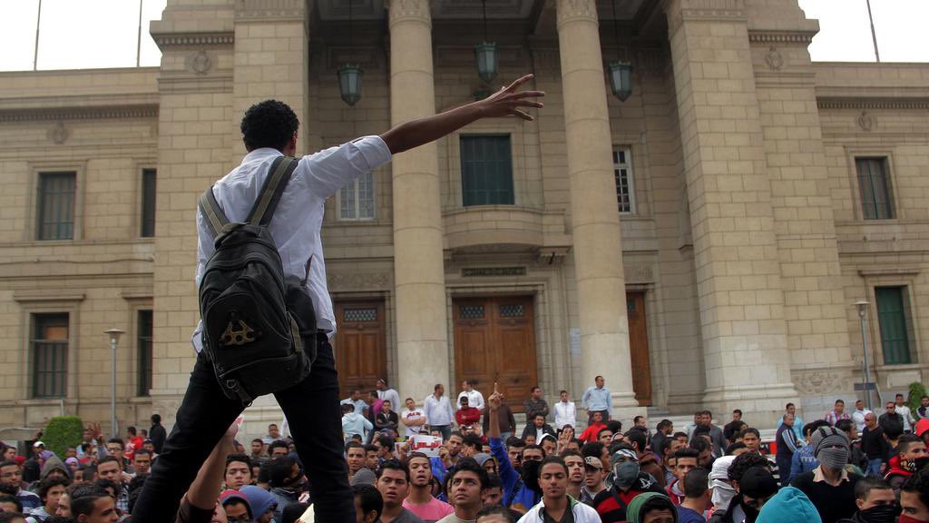 انتظروا الشرطة بالملابس الداخليه 
كعادتهم الطلاب وقت الحشود اسود🤔🤔
#ثورة_طلاب_الجامعات_يوم_27
#مش_هنسجل_ياسيسي