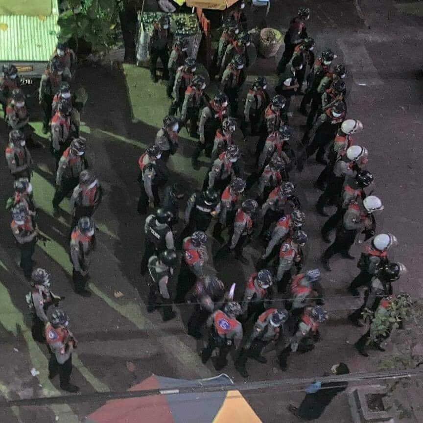 pandorapandora's tweet photo. After shooting &amp; dispersing, police now blocked all of the roads in Aung Mingalar ward, Tamwe, Yangon.Over 100 riot police raided the neighbourhood where the locals were just protesting against a local administrator appointed by the military.
#Feb25Coup
#WhatsHappeningInMyanmar https://t.co/iYy1pR7CF6