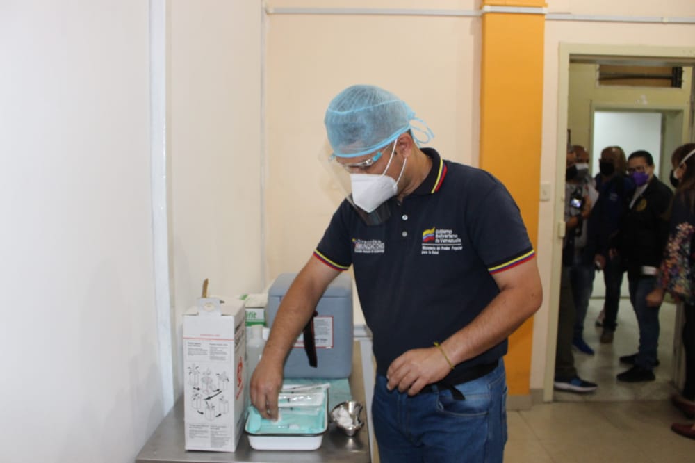 RangelSilva4F's tweet photo. La Dra. María Delia Romero, del Hospital Centinela de Valera, es la primera trujillana vacunada con la SputnikV, quien ha expresado su compromiso por la salud del pueblo. Reconocemos el empeño del Pdte. @NicolasMaduro por alcanzar este logro en  tiempos difíciles de pandemia. https://t.co/RekN1z0MuH