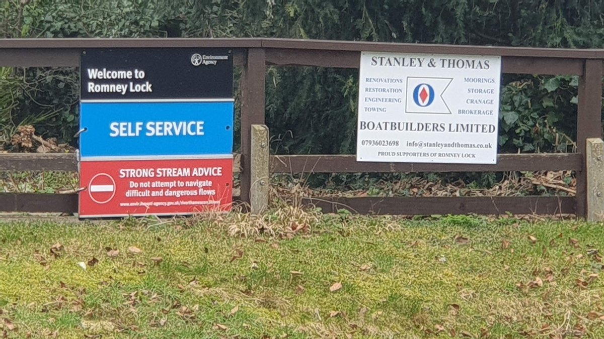 RomneyWeir's tweet photo. Very quiet at my lock this afternoon - no people, no #boating. Still #HandWindOnly, #RedBoards, #lockdown3 #Thames #Windsor https://t.co/7UdNpwlOXa