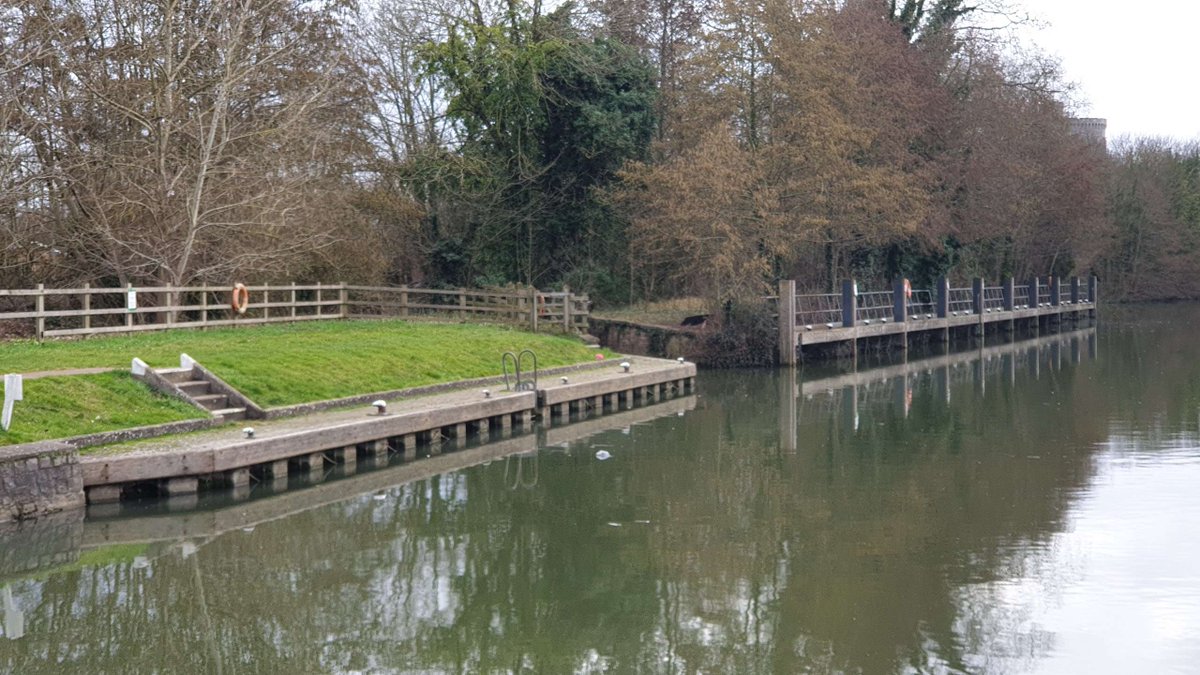 RomneyWeir's tweet photo. Very quiet at my lock this afternoon - no people, no #boating. Still #HandWindOnly, #RedBoards, #lockdown3 #Thames #Windsor https://t.co/7UdNpwlOXa