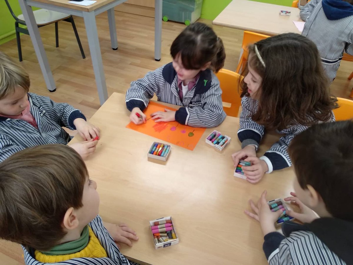 epiasabadell's tweet photo. NOUS GRUPS, NOUS COMPANYS I COMPANYES DE TAULA.
A P5 ens hem canviat de taula! Amb els nous companys/es de taula ens hem hagut de posar d'acord i pensar el nou nom de l'equip i fer el dibuix entre tots!
#P5INFANTILPIASABADELL
#INFANTILPIASABADELL https://t.co/zQMJuHDfav