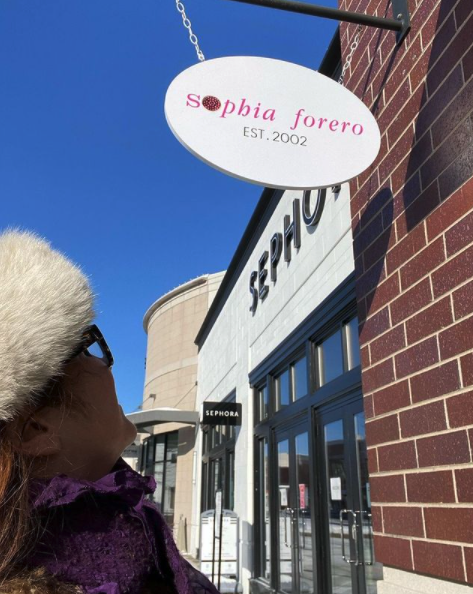 edwardsrealtyco's tweet photo. Welcome @sophiaforero to @ShopBRVC! As our Burr Ridge Village Center Pop Local winner, we are thrilled to have your hand-crafted jewelry in one of our centers. After putting the final touches on the new space, their door are open for business! 🎉🍾 ✨
#BurrRidge #PopLocal https://t.co/q2H2l1xTBL
