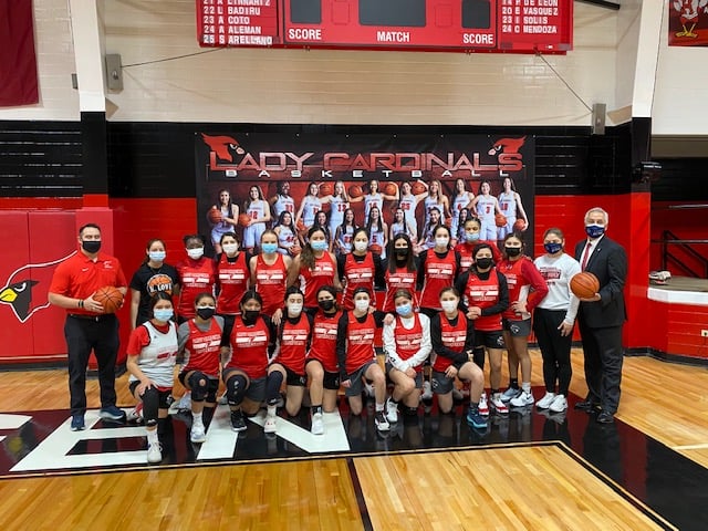 HCISD Board of Trustee Dr. Bobby Muniz Pharm.D stopped by HHS to offer some words of encouragement to our Lady Cardinals this morning as they prepare to take on the Lady Bobcats in the Regional Quarterfinal Championship tonight. Thank you, Dr. Muniz! #HCISDproud #engagetheheart