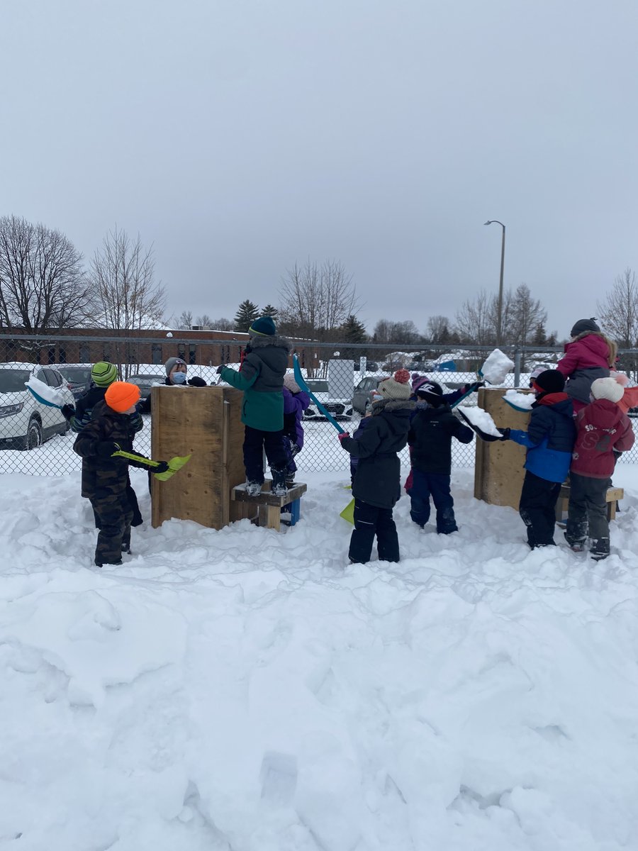 Merci à l'artiste Marc Walter qui nous a aidé à créer un jardin de sculptures lors notre carnaval d'hiver ! La cour de <a href="/EEPLASOURCE/">EEP La Source</a> des <a href="/ecolecatholique/">CECCE</a> est transformée.