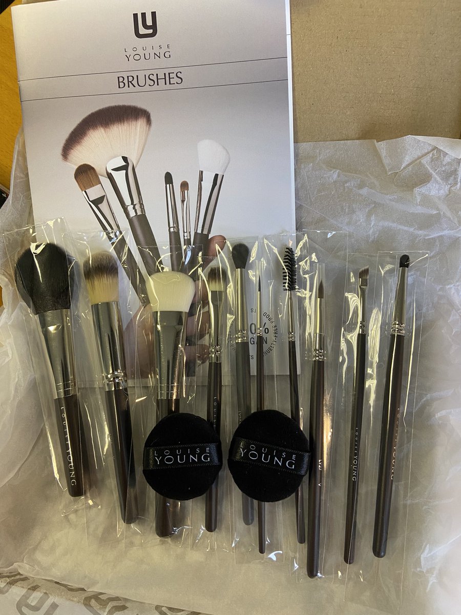 Beautiful brushes by <a href="/LYCosmetics/">LouiseYoungCosmetics</a> &amp; short handles 🥰