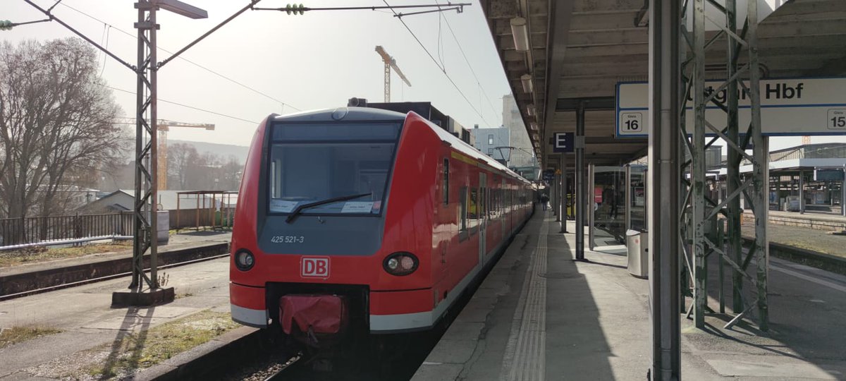 15Volt's tweet photo. Mensch der #Quitschi macht Mal wieder die #Filstalbahn unsicher, auf der Linie #RE5 von #Stuttgart nach #Ulm.
In #Doppeltraktion geht es in Fahrtrichtung
425 521-3 / 425 021-3 + 425 022-0 / 425 522-0
#BR425 #DeutscheBahn #Trainspotting #Bahn #bwegt #Eisenbahn https://t.co/luJfwoCX1p