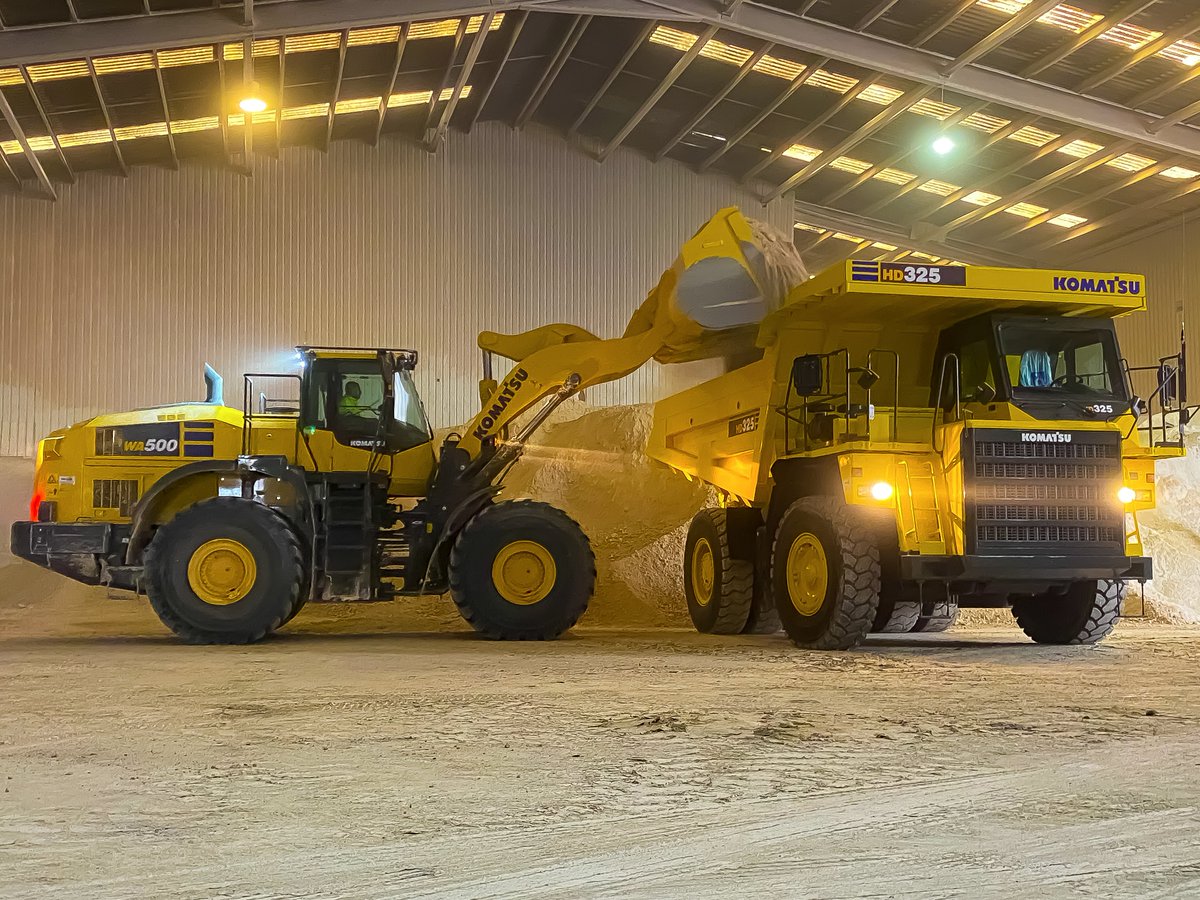 KomatsuEspana's tweet photo. Cuando una Cargadora #Komatsu coincide con uno de nuestros Dúmperes Rígidos, surge la magia. La #Pala de la fotografía, que se encuentra cargando un #HD325-7, se trata de una de las nuevas #WA500-8E0.
#Komatsu100 #Komatsu #KomatsuEspaña #KESA #KESA #KESA_WA500_8E0 #KESA_HD325_7 https://t.co/6F2QlgpriC