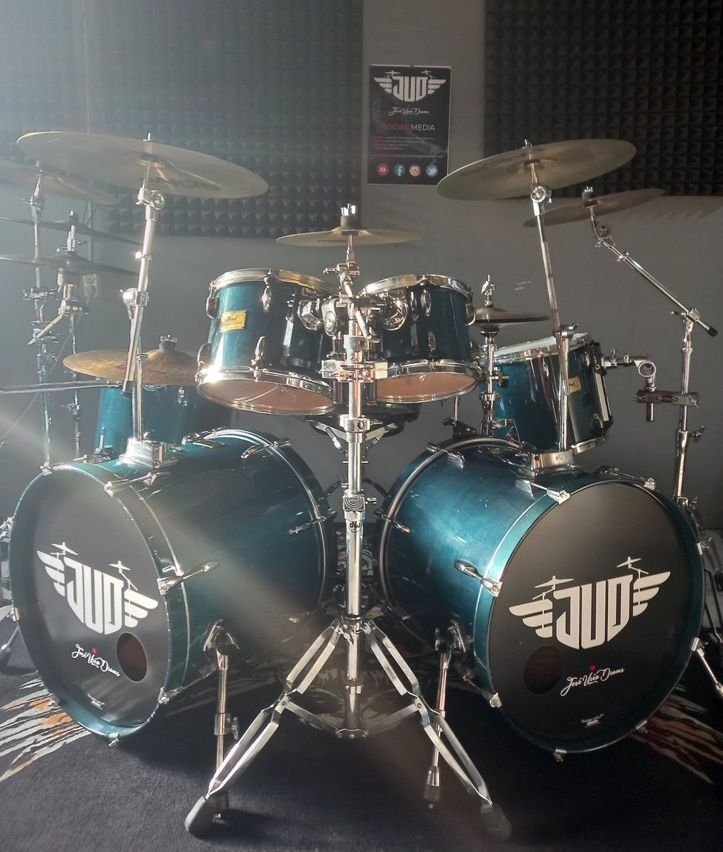 JoseUdrums's tweet photo. Clean and ready for rumble...love❤
#joseudrums #neversurrender #drum #drummer #paiste #meinl #vicfirth #gibraltar #pearl #shure #tama #drumsdrumsdrums #drums https://t.co/yju1NItBay